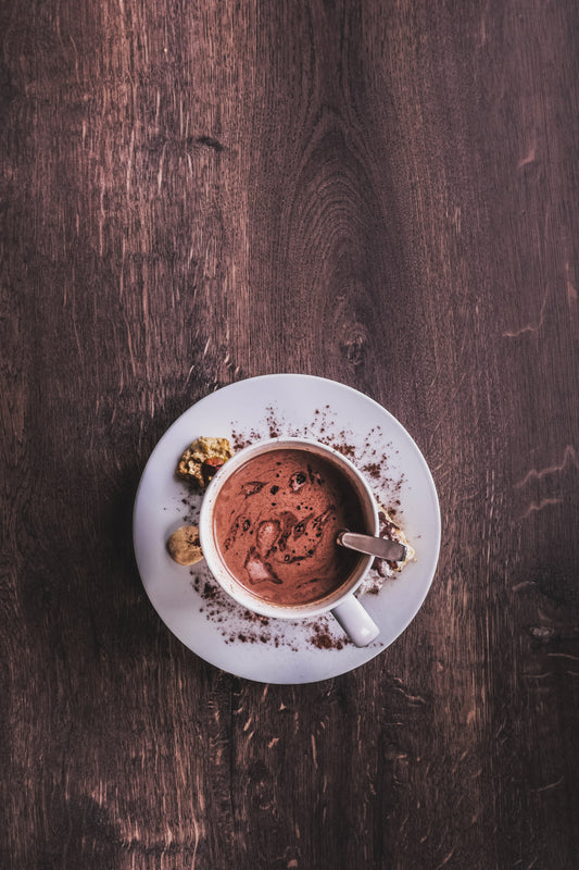 Déjate envolver por la elegancia y el sabor atemporal de nuestro chocolate artesanal al estilo clásico. Cada taza es una celebración de los sabores más puros y refinados, donde el auténtico chocolate se convierte en el protagonista indiscutible. Disfruta de su textura sedosa y su sabor inconfundible en cada sorbo, mientras te sumerges en una experiencia de indulgencia absoluta. ¿Estás listo para deleitar tus sentidos con una delicia que ha perdurado a lo largo del tiempo?