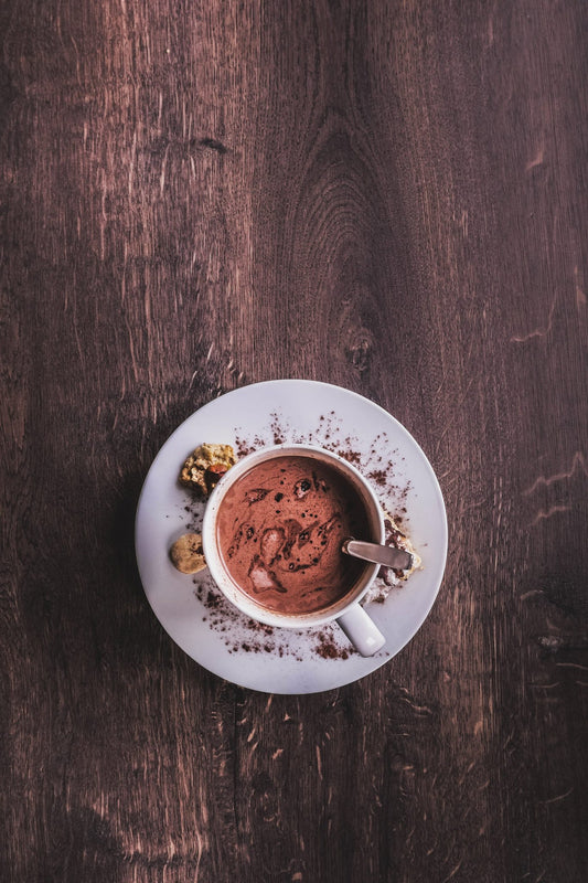 Déjate envolver por la elegancia y el sabor atemporal de nuestro chocolate artesanal al estilo clásico. Cada taza es una celebración de los sabores más puros y refinados, donde el auténtico chocolate se convierte en el protagonista indiscutible. Disfruta de su textura sedosa y su sabor inconfundible en cada sorbo, mientras te sumerges en una experiencia de indulgencia absoluta. ¿Estás listo para deleitar tus sentidos con una delicia que ha perdurado a lo largo del tiempo?