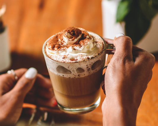 Descubre el equilibrio perfecto entre el chocolate intenso y el café en nuestro irresistible Frappé Dark Mocha. Cada sorbo es un deleite para los amantes de los sabores profundos y sofisticados. Su textura cremosa y su sabor envolvente te seducirán desde el primer momento. Permítete disfrutar de un capricho único, que te transportará a un estado de satisfacción y placer indescriptibles. ¿Estás preparado para sumergirte en la oscuridad tentadora?