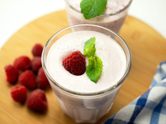 "Imagina deleitarte con un frappé que te proporciona la combinación perfecta de frescura y cremosidad. Nuestro frappé de Yogurt te invita a disfrutar de un momento de indulgencia saludable, donde cada sorbo te transporta a un mundo de sabores equilibrados y texturas suaves. Satisface tus deseos de una bebida refrescante y deliciosa con nuestro frappé de Yogurt."