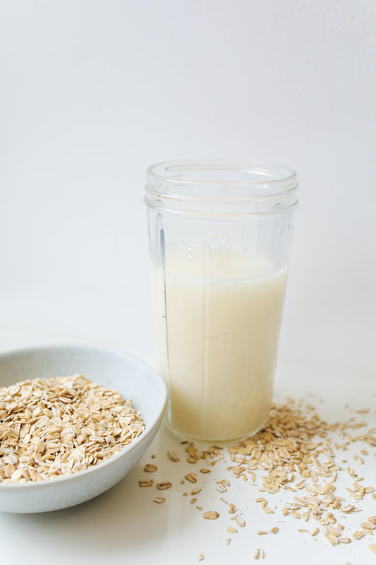 Leche de avena vegetal a partir de copos de avena natural. Leche vegetal sin gluten.