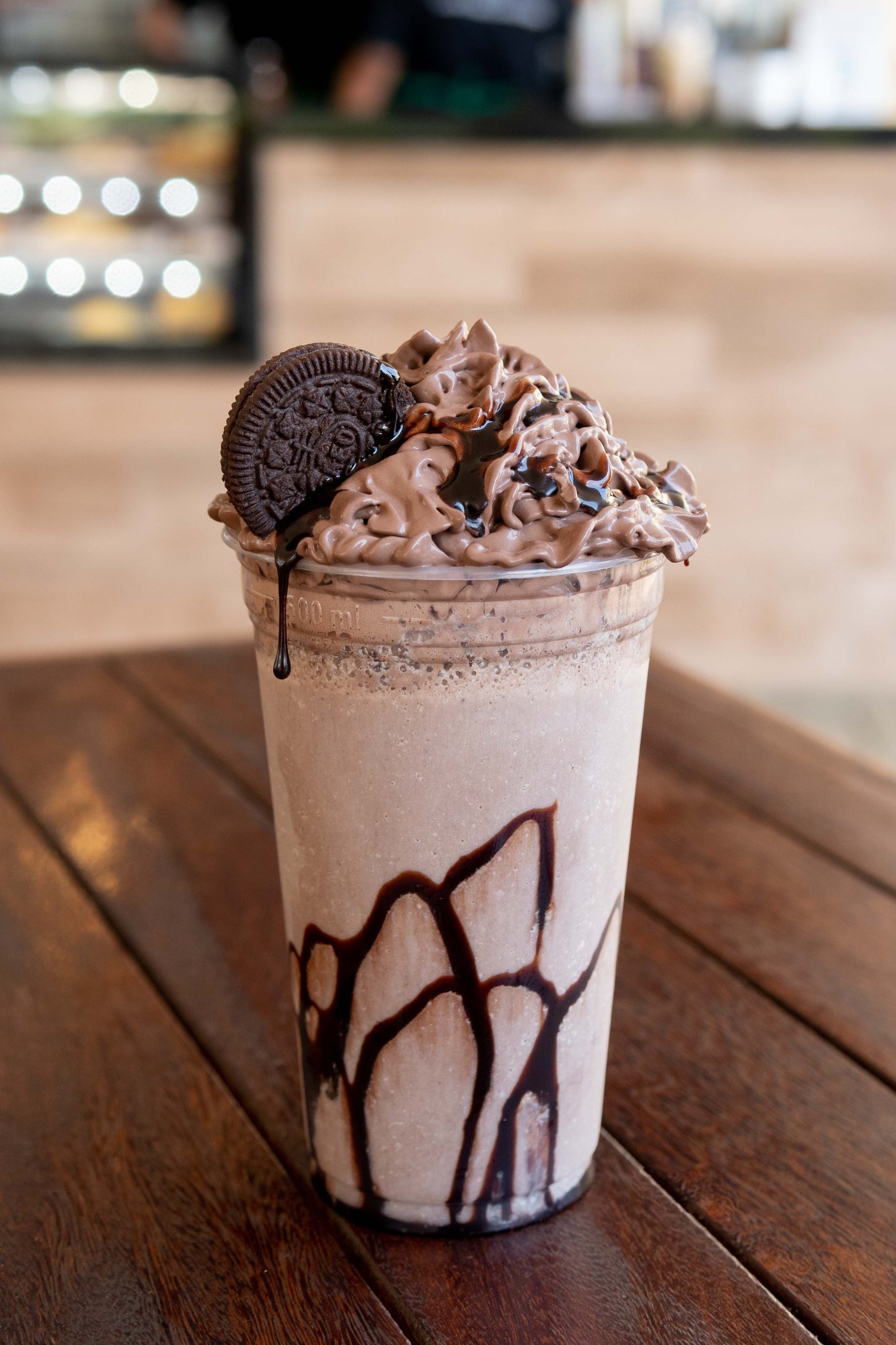 Prepárate para un viaje al lado más oscuro y delicioso con nuestro irresistible Frappé Dark Mocha. Elaborado con la combinación perfecta de chocolate negro y café, esta bebida te brinda una experiencia llena de matices y sorpresas. Cada sorbo es una sinfonía de sabores complejos y cautivadores que te dejarán sin aliento. ¿Estás listo para dejarte llevar por la pasión y el placer de la oscuridad?
