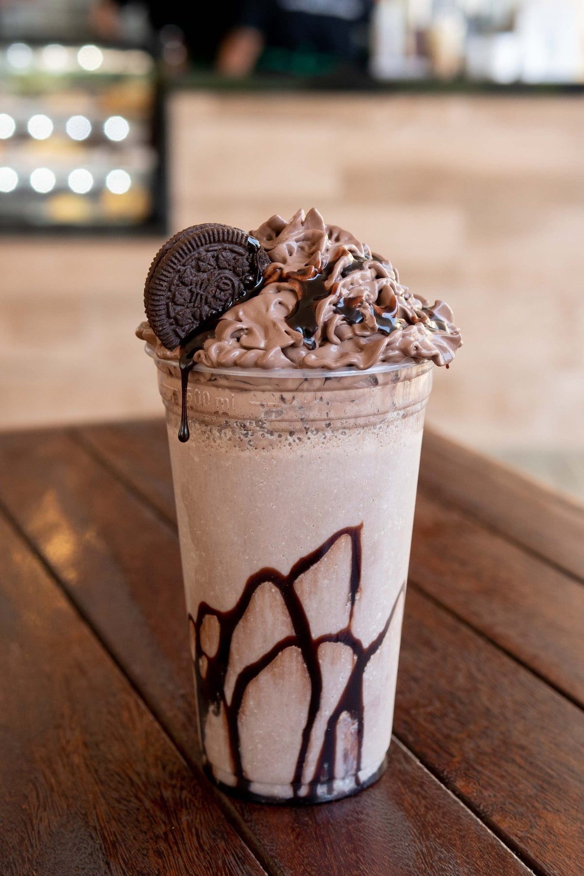 Prepárate para un viaje al lado más oscuro y delicioso con nuestro irresistible Frappé Dark Mocha. Elaborado con la combinación perfecta de chocolate negro y café, esta bebida te brinda una experiencia llena de matices y sorpresas. Cada sorbo es una sinfonía de sabores complejos y cautivadores que te dejarán sin aliento. ¿Estás listo para dejarte llevar por la pasión y el placer de la oscuridad?