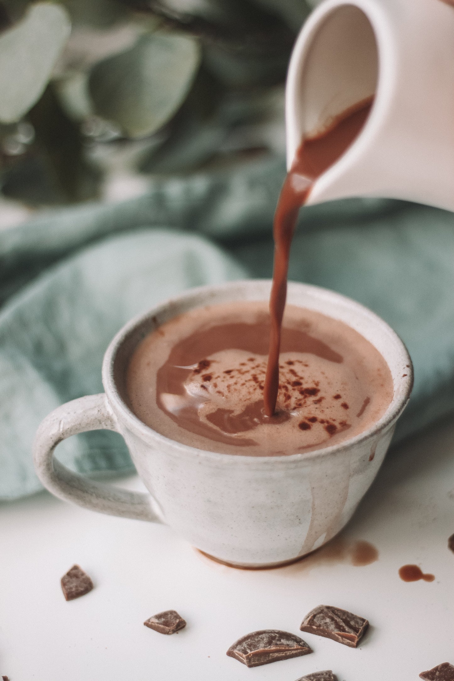 Prepárate para un viaje al pasado con nuestro delicioso chocolate artesanal al estilo clásico. Disfruta de la perfecta armonía entre el sabor intenso del cacao y la suavidad de nuestra receta tradicional. Cada sorbo es un homenaje a la autenticidad y al placer sencillo de saborear el verdadero chocolate. Permítete un momento de indulgencia y déjate llevar por la nostalgia de los sabores de antaño. ¿Estás preparado para disfrutar de una experiencia que trasciende el tiempo?