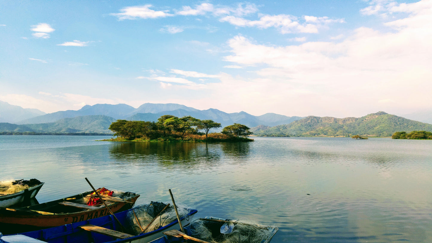 Perlas de chocolate de especialidad. Coberturas de chocolate. Chocolate gourmet. Chocolate reposteria. Chocolate recolectado en Bolivia. Paquete de 2 Kg. Specialty chocolate covertures from Perú.