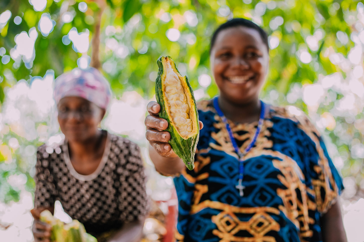 Mueres portando cacao con el que se hacen las Perlas de chocolate de especialidad. Coberturas de chocolate. Chocolate gourmet. Chocolate reposteria. Chocolate recolectado en la región de Udzungwa, Tanzania . Paquete de 2 Kg. Specialty chocolate covertures from Tanzania.