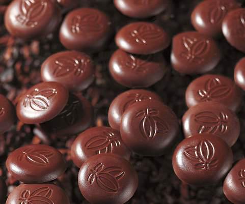 Perlas de chocolate de especialidad 1,6 gramos cada una. Coberturas de chocolate. Chocolate gourmet. Chocolate reposteria. Chocolate recolectado en Perú . Paquete de 2 Kg. Specialty chocolate covertures from Perú.