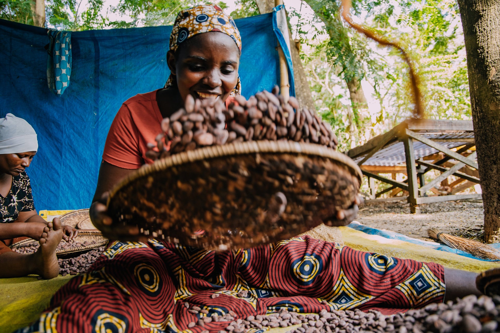Perlas de chocolate de especialidad. Coberturas de chocolate. Chocolate gourmet. Chocolate reposteria. Chocolate recolectado en la región de Udzungwa, Tanzania . Paquete de 2 Kg. Specialty chocolate covertures from Tanzania.