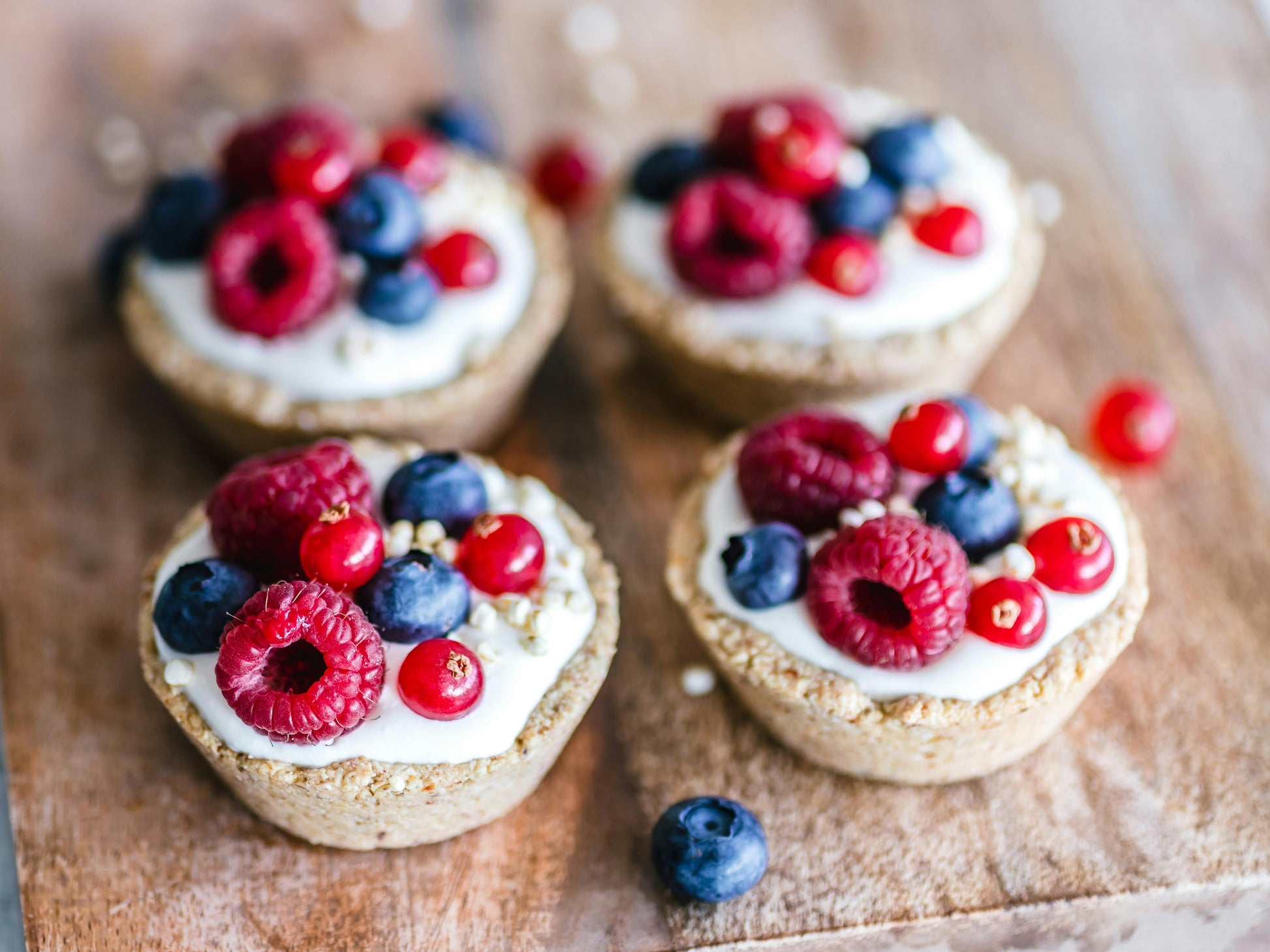 Tartaletas a base de copos de avena. Tortas de avena rellenas con crema de avena y frutos del bosque