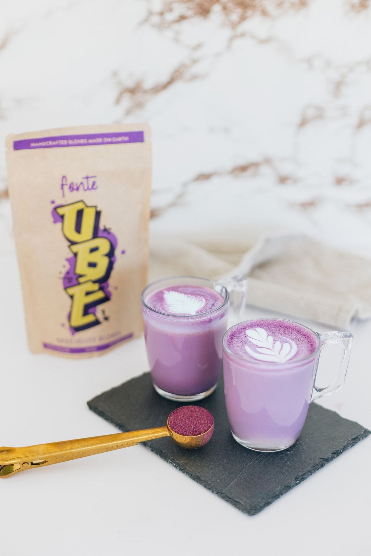 Dos vasos de Ube Latte con latte art y el paquete de FONTE de 225 gr.