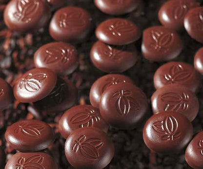 Perlas de chocolate de especialidad. Coberturas de chocolate. Chocolate gourmet. Chocolate reposteria. Chocolate recolectado en la region de Beni en Bolivia . Paquete de 2 Kg. Specialty chocolate covertures from Bolivia.