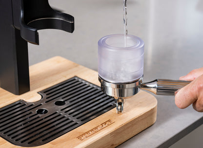 portafiltros de Maquina expresso de leva Superkop junto con su contenedor de agua.